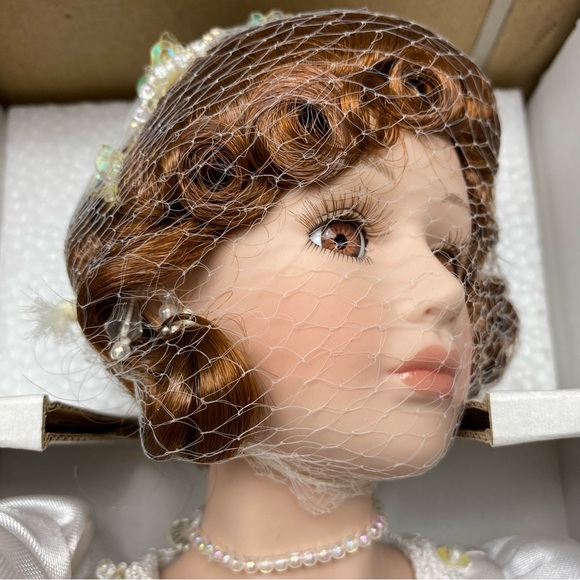 Vintage Porcelain Doll, Heritage Collection “Violin Performance” - Picture 10 of 14